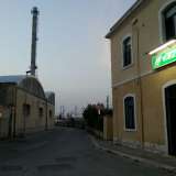 La stazione di Mungivacca. Sullo sfondo le fabbriche abbandonate