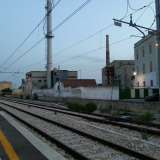 L'agglomerato di edifici abbandonati visto dalla stazione