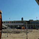 La spiaggia del lido, in lontananza il campanile della chiesetta