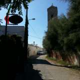 La strada che costeggia la chiesa 
