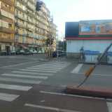 Un palo adibito a segnaletica della pista ciclabile piegato su se stesso. Siamo all'incrocio fra Corso Mazzini e Via Brigata Regina
