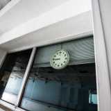 La presenza di un orologio non funzionante appeso alla finestra d� la sensazione che in questi ambienti il tempo si sia fermato