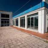 ...conduce all'edificio, che si staglia con le sue caratteristiche ed ampie vetrate