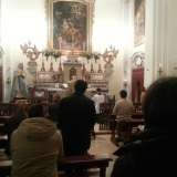 L'interno della chiesa con il prete sempre di spalle ai fedeli