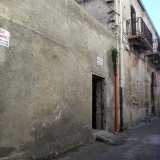 Il cartello che recita: Edificio pericolante! Chiunque oltrepassi questo limite rischia la propria incolumit�
