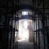 Un'altra foto panoramica di quello che rimane dell'ospedaletto. Evidente � il contrasto cromatico tra l'impalcatura in ferro scuro e la scala in tufo bianca illuminata dal sole
