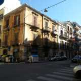 L'antico edificio ad angolo fra via Sagarriga Visconti e via Dante, un tempo sede di un bordello