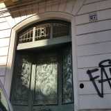 Il suo portone � situtato al civico 177 e risulta facilmente riconoscibile grazie a una "erre" in stampatello di metallo posta quasi alla sommit�