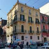Finestre "che si aprono da sole", odori nauseabondi che si sprigionano dagli scantinati, proprietari introvabili. Sono solo alcuni dei misteri che aleggiano su un antico palazzo abbandonato che sorge in via Pietro Ravanas, ad angolo con via Principe Amedeo