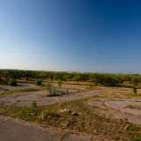 ...mentre sul terreno � ben delineato il circuito con le sue curve sinuose...