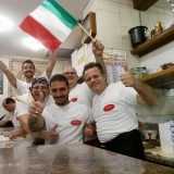 Salutiamo Mimmo Lurusso per andare a visitare il locale di uno dei suo tanti allievi: la pizzeria Botta di via Carulli, nel quartiere Madonnella. Fu infatti rilevata nel 1979 da Vitangelo Botta, che proprio alla Continental aveva fatto, da giovane, una gavetta di quattro anni