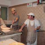 Ci dirigiamo verso la pizzeria "Zio Peppe", in via Umberto Giordano, nel tratto di lungomare compreso tra la Fiera del Levante e il "nostalgico" Lido San Francesco