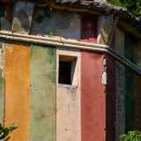 ...e dipinta con colori che vanno dal rosso al giallo, passando per il bianco e il verde