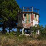 Le superiamo, per ritrovarci davanti alla nostra �giostra�, detta anche  �casa di Biancaneve". Parliamo di una costruzione a pianta ottagonale sorretta da otto pilastri, alta circa 15 metri...