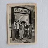 ...negozi segnalati da una generica insegna con su scritto solo "pizzeria"