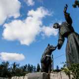 A poca distanza si erge un altro tributo a San Francesco. � una statua che lo ritrae mentre "doma" il lupo di Gubbio, l'animale che secondo la leggenda terrorizzava il paese umbro