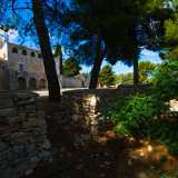 Un edificio sacro immerso nel verde che conserva preziosi affreschi del 400 e la cui storia viene accostata a San Francesco d�Assisi e ai mitici Templari. � questo il biglietto da visita del santuario di Santa Maria di Calentano
