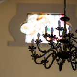 ...dalle cui volte pende un lampadario risalente al 500