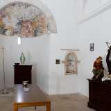 Sul lato sinistro si apre poi l'ingresso della sagrestia, quella che che originariamente era la chiesa vera e propria