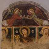 Le immagini sono affiancate a sinistra da Sant'Antonio Abate e a destra da San Leonardo, mentre sopra sono disegnati due angeli intenti a porre una corona sulla testa della Vergine