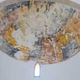 Al suo interno notiamo una volta con un affresco sbiadito del Cristo Pantocratore vegliato da due angeli...