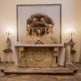 Arriviamo di fronte alla tavola liturgica principale, dietro la quale balza all'occhio il pezzo forte della chiesa: l'affresco quattrocentesco della Madonna con Ges� bambino benedicente