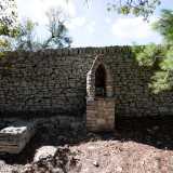 La strada si incunea nella pineta del santuario ed � costeggiata da simboli religiosi in pietra, tra cui una graziosa nicchia dedicata a San Francesco D'Assisi. Una leggenda popolare vuole che il famoso santo si sia fermato proprio in quel punto per riposarsi durante un viaggio