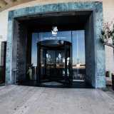 Siamo dunque entrati in quello che � attualmente l�unico hotel a cinque stelle di Bari: un gigante di 10.452 e 115 stanze distribuite su otto piani. Superata la porta a vetri dell�ingresso...
