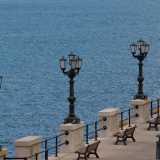 Da qui � possibile ammirare il lungomare e i suoi caratteristici lampioni