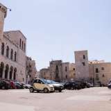 Costeggiando il lato nord del tempio giungiamo in largo San Sabino, una sorta di parcheggio. Questo spazio � frutto dei �diradamenti� voluti dal Piano Petrucci negli anni Trenta e della sistemazione dell�area in seguito alla realizzazione della scuola Corridoni