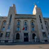 Fatto qualche metro ci poniamo cos� di fronte all�ingresso principale, sul quale campeggia la scritta a caratteri cubitali �Caserma Bergia�
