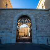 Non ci resta ora che varcare la soglia, entrando dall�ingresso ad arco posto pi� a ovest