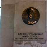 Risaltano i medaglioni in bronzo che ricordano i militari decorati con la Medaglia d�oro al Valore