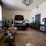 Attraverso una scalinata raggiungiamo infine il primo piano, caratterizzato dalla presenza dell�ufficio del Comando: una stanza dall�aspetto elegante con arredo ligneo in stile eclettico