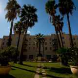 Ci ritroviamo cos� in un grande cortile interno caratterizzato dalla presenza di alte palme