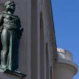 Lo stile � comunque minimale, con pochi elementi decorativi. Fanno eccezione le due statue in bronzo che rappresentano la Fedelt� e la Giustizia. In realt� si tratta di opere posticce, inserite nel Dopoguerra per sostituire i due medaglioni sui quali erano scolpiti il fascio littorio e lo scudo sabaudo