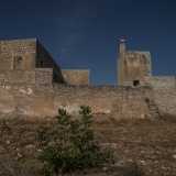 Imbocchiamo il viale e dopo 600 metri scorgiamo il possente maniero, conosciuto un tempo come �torre de lo trono�, perch� qui il cardinale Giovanni Vitelleschi pose il suo comando quando nel 1438 and� alla conquista di Giovinazzo