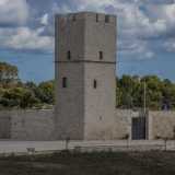 La sua torre quadrangolare, alta 12,50 metri e usata in passato anche come colombaia, � abbracciata da un�ampia cinta muraria e spicca sulle campagna, dominando il territorio circostante