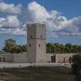 Si tratta di �Torre delle Pietre Rosse�, fortilizio databile tra il XII e il XIII secolo e caratterizzato da paramenti murari a bugnato con conci regolari e sbozzati