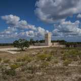 Per raggiungere la prima masseria, usciamo allo svincolo Giovinazzo Sud e percorriamo sulla complanare un chilometro in direzione Santo Spirito, fino a scorgere sulla nostra sinistra un�alta costruzione...