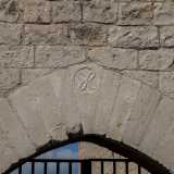 Sul portale monumentale ad arco ogivale sopravvive scolpito un motivo floreale