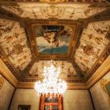 ...dominato da un�alta volta decorata con vari motivi ornamentali �a grottesche�. Le linee geometriche e le svariate figure fanno da contorno al pannello centrale �en plein air�: raffigura una scena dallo stile classico dipinto da Domenico Battista nel 1901