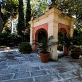Camminando sulle basole in pietra del pavimento ci perdiamo tra gazebo, raffinate voliere e soprattutto decine di statue raffiguranti animali...