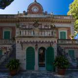 Ora per� � arrivato il momento di entrare. Torniamo al livello inferiore e attraverso una porta ad arco protetta da una persiana verde scendiamo alcuni scalini...