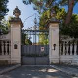 Parliamo di un�area della citt� caratterizzata da numerosi antichi fabbricati, ma Villa Anna fra tutti � quello pi� maestoso e meglio conservato. Lo si intuisce dal raffinato cancello d�ingresso, situato tra due alte colonne sovrastate da monumentali pigne decorative in pietra