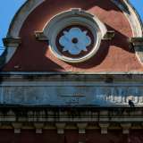 Infine l�edificio termina con un timpano semicircolare: presenta un motivo floreale, l�anno di costruzione (1893) e la scritta incisa del vecchio nome dell�edificio, �Villa Lucia�