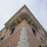 La pianta dell�edificio ha infatti una forma irregolare: un marchio di fabbrica dell�Istituto, presente in modo invariato anche in altre citt�