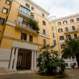 Superato l�androne ci ritroviamo  nel cortile interno: un giardino comune caratterizzato dalla presenza di alte palme. L�interno � dipinto di color ocra e qui si affacciano i quattro portoni che permettono l�accesso ai 66 appartamenti