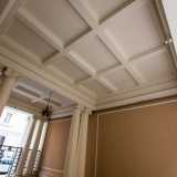 ...contraddistinto dal soffitto con volte bianca a cassettoni da cui pende un lampadario in ferro e da otto colonne  che riprendono lo stile di quelle dell�ingresso