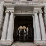 il cui cancello d�ingresso � preceduto da otto colonne bianche con capitelli in stile ionico...